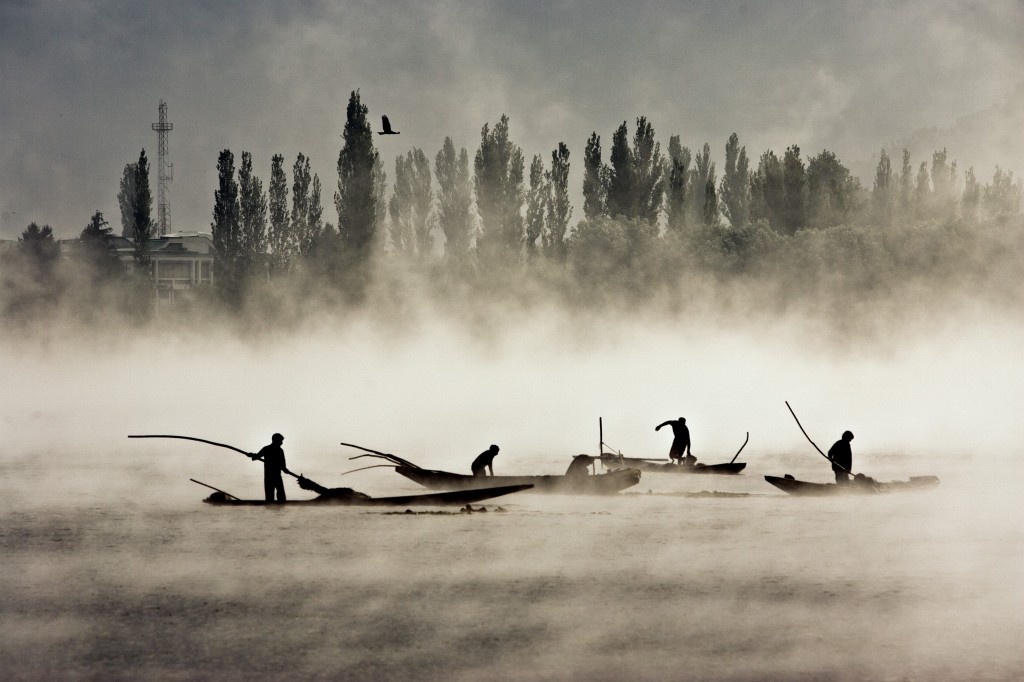Fishermen in Dal Lake 9223 2008